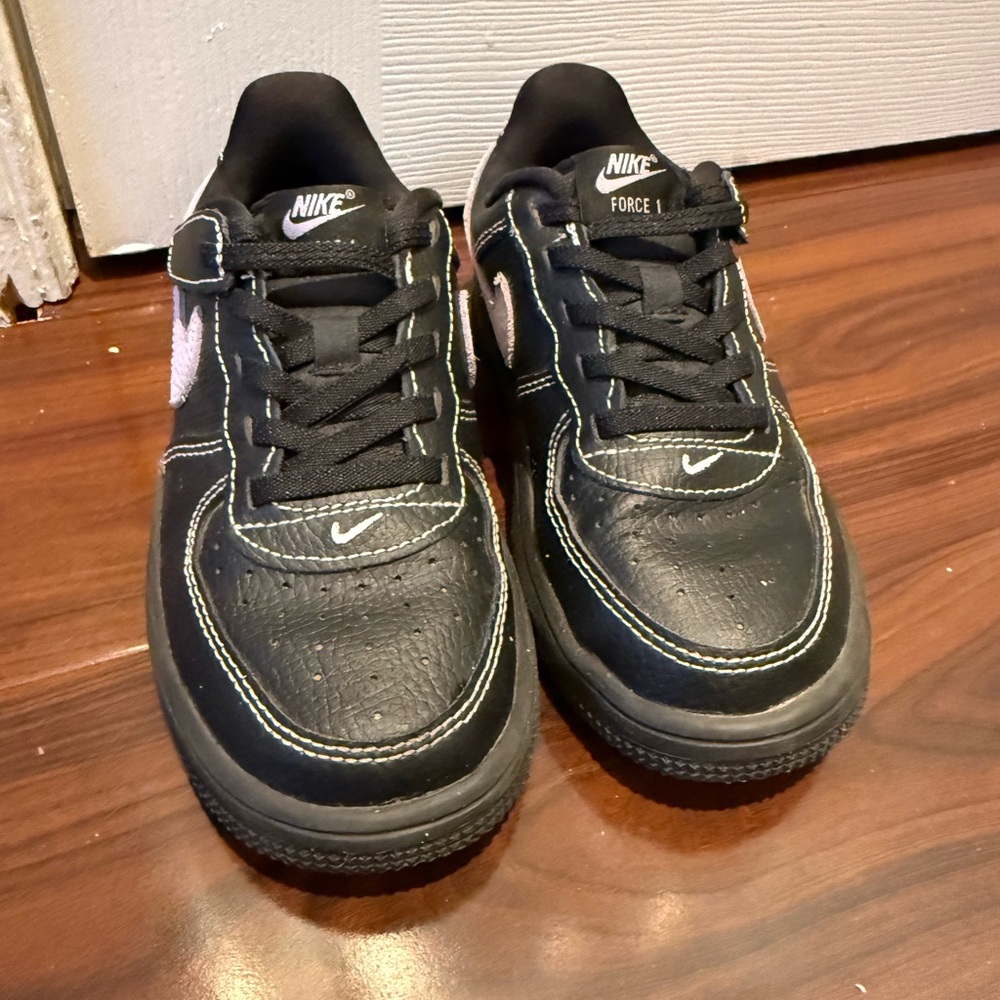 Nike Kids Black Sneakers Air Force 1 Low LV8 3 Black and Purple